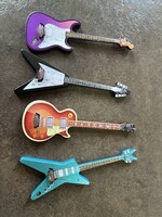 Mini hangszer, 4 db mini gitár, babaház / dioráma kellék