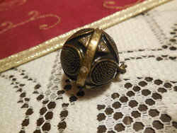 Pityke gomb , nagyméretű , 2 cm , míves , kőberakással