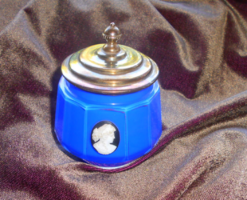 Antik kámea rátéttel lapokra csiszolt kalcedon doboz  élénk türkiz kék színű,  fém tető