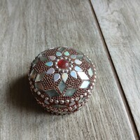 Csodás régi acél gyógyszertartó díszdoboz (3,2x4,6 cm)