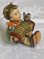 Gyönyörű Hummel  kisfiú harmonikával kis madárral.