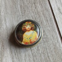 Érdekes régi acél dobozka (4,5x2,2 cm)
