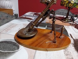 Aknavető modell fa talpazaton