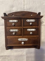 Tündéri antik faragott fa fűszertartó szekrény eredeti hibátlan porcelánnal.