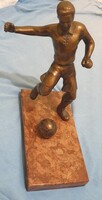 Focistát ábrázoló bronz szobor márvány talapzaton