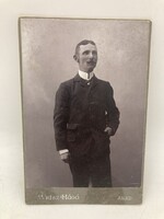 Férfi, keményhátú antik cabinet fotó Weisz Hugó aradi műterméből, 1900-as évek