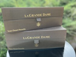 Veuve Clicquot La Grande Dame 1990 – Díszdobozok (2 db)  Ritka gyűjtői bárdekoráció párban