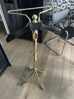 Eladó klasszikus férfi ruhatartó állvány / szobainas – sárgaréz bevonat, tömör fa vállfával