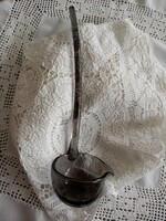Füst színű üveg bolés kanál hosszú nyéllel,  formázott kiöntővel.