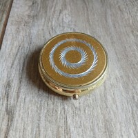 Pompás régi acél hamuzó dobozka (5,3x1,2 cm)