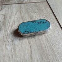 Szépséges régi acél gyógyszertartó dobozka (6,5x3,3x1,2 cm)