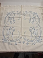 Régi kék - fehér kézzel hímzett terítő, asztalterítő, népi terítő gépi csipke széllel