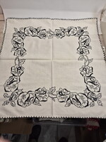 Régi fekete - fehér kézzel hímzett terítő, asztalterítő, népi terítő II.