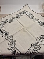 Régi fekete - fehér kézzel hímzett terítő, asztalterítő, népi terítő
