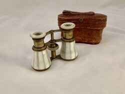 Gyöngyházberakásos színházi távcső