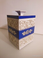DOBOZ - ALKUKÉPES -  FÉM - DOMBORNYOTT - 14 x 10 x 10 cm - VINTAGE - KEKSZES - HIBÁTLAN