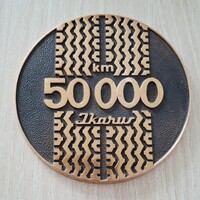 Ikarus  50000 km nagyméretű bronz emlék plakett  dobozában  10,8 cm