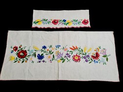 2 db kalocsai mintával hímzett régi vászon terítő, futó, polccsík 74 x 33 és 41 x 14 cm