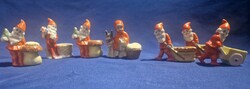 Piros ruhás manók , télapók, Piroska és a farkas kis porcelán figurák tűparnák