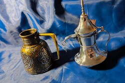 Ezüst úti orientalista kávés és mamluk kancsó készletben-gyűjteményből.