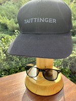 Taittinger Champagne ajándékszett – Fekete baseballsapka és napszemüveg díszcsomagolásban