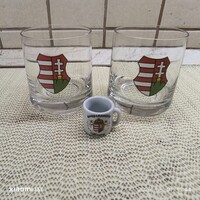Címerrel díszített üvegpohár, mini kerámia kupicával   eladó!
