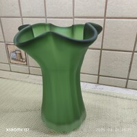 Vastag üveg váza zöld szinben eladó! Gyönyörű zöld, fodros üvegváza eladó!