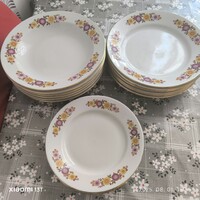 Zsolnay porcelán 6 db mélytányér 6 db lapostányér,3 db süteményes eladó! Étkészlet pótlásra eladó!