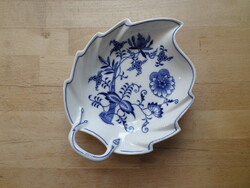 Régebbi hagymamintás porcelán levél formájú kínáló tálka 15 x 19,5 cm