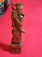 Kézzel faragott fa szobor. Japán gésa  gyümölcs tállal.