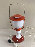 PIROS SZÍNŰ PETRÓLEUM LÁMPÁRA EMLÉKEZTETŐ, VAS, ÜVEG ÉS PORCELÁN RETRO ASZTALI LÁMPA 30 CM