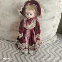 Gyönyörű antik üvegszemű porcelán baba antik ruházattal eladó!30 cm , keze, lába, feje porcelán.
