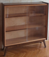 1974-es vintage könyvszekrény – mid-century modern stílusban, gyári címkével, eredeti állapotban