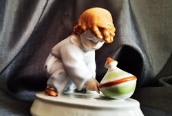 Zsolnay porcelán figura – kisgyermek búgócsigával (Sinkó, jelzett, hibátlan)