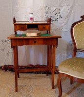 Nagyon elegáns,,  Női" Biedermeier íróasztal  1890.-körül  Stílusban hozzáillő székkel  Íróasztal  M