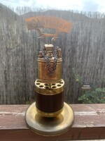 Oldtimer cigaretta kínáló gyújtóval.