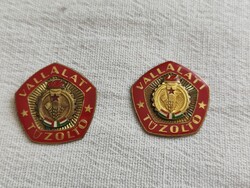 Vállalati tűzoltó kitűző és sapkajelvény egyben.