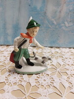 Kerámia figura, vadász fiú kutyával.  Magasság: 10 cm.