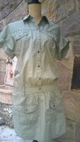 Szafari avagy katonai stíl ruha, khaki szín, 4 zsebbel,övbújtatóval M