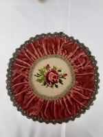 Régi gobelin betétes bársony terítő. 23 cm