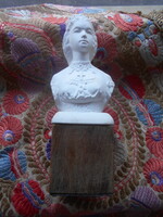 Sziszi királynő biszkvit büszt -masszába nyomott tervezői szignó- fa talp