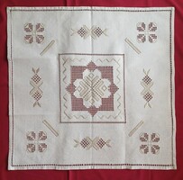 Halvány bézsszínű vadonatúj vagdalásos terítő. Méretei: 73x71 cm