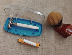 RETRO jborotva Gilette borotva benne timsóval jelzett pamaccsal egyben