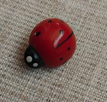 Szép állapotú katica bogár alakú  fa bross kitűző
