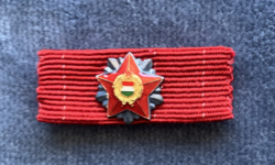 Szocialista Hazáért Érdemrend kitüntetés miniatűrje szalagsávon