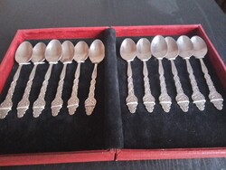 12DB IGÉNYESSEN KIDOLGOZOTT DEKORATÍV EZÜSTÖZÖTT TEÁSKANÁL KÉSZLET DOBOZÁBAN.