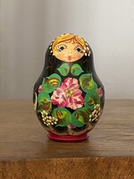 FEKETE SZÍNŰ, FESTETT 1 DB-OS FA MATRJOSKA BABA, OROSZ SZOVJET LÁNY FIGURA 8 CM