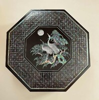 Gyöngyházberakásos daru madár és telihold mintás lakkdoboz d: 32 cm.