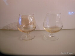 POHÁR - 2 db - ALKUKÉPES -  RÉGI - 6 x 4 cm - 3 cl   HIBÁTLAN