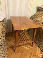 Kisebb méretű asztal/ lerakóasztal retro
